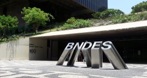 letreiro do BNDES na frente do prédio