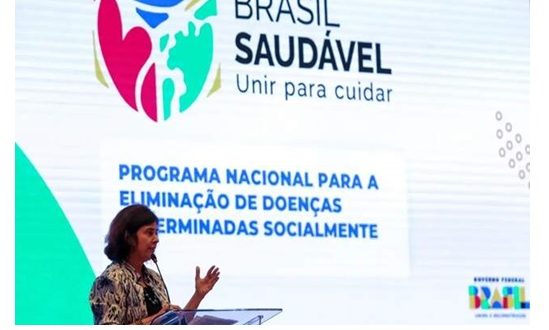 mulher palestrando na conferência brasil saudável
