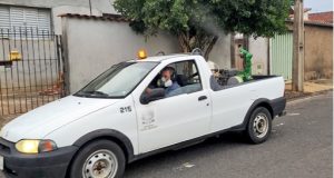 Homem dirigindo carro de combate a dengue