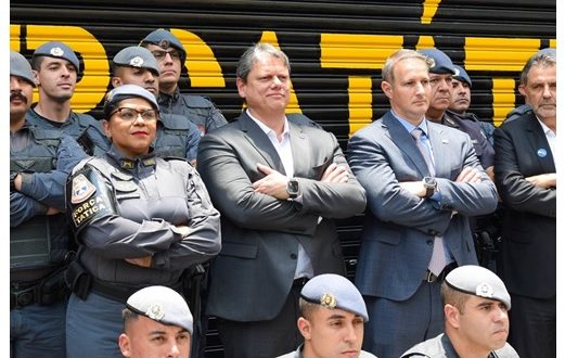 Governador Tarcísio ao lado de policiais