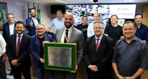 "Câmara de Osasco: Homenagem a Gerson Pessoa com Medalha e Diploma"