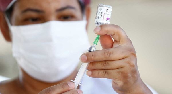 A gigante farmacêutica AstraZeneca admitiu à Justiça, pela primeira vez, a ocorrência de um “efeito colateral raro” na vacina que produz contra a Covid-19