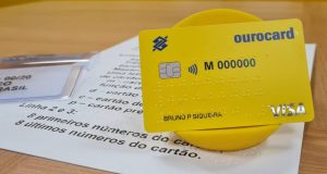 Banco do Brasil anuncia o primeiro cartão totalmente impresso em braile do Brasil