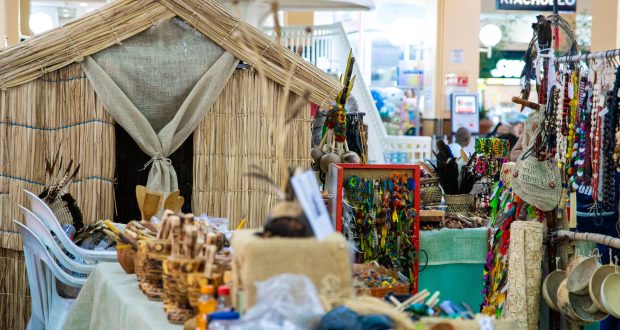 17ª Exposição de Artesanato Indígeana, no Ossco Plaza Shopping, ação que integra a Semana dos Povos Indígenas