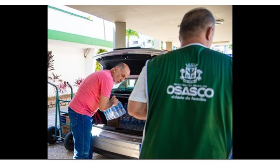 Prefeitura faz mega drive-thru para arrecadar donativos para famílias do Rio Grande do Sul. (Imagens: Fernanda Cazarini)