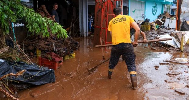 Pessoas que tiveram contato com a água das enchentes que acometem o Rio Grande do Sul e que estão desalojadas e/ou em abrigos devem receber de forma prioritária algumas vacinas contra infecções e doenças respiratórias. - Fotos: Governo do Estado do Rio Grande do Sul