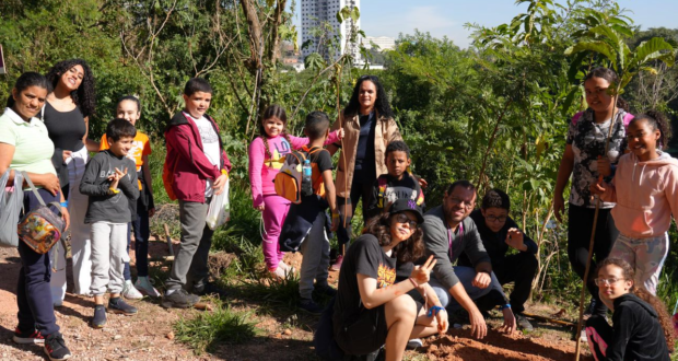 Ação com as crianças incluiu um passeio didático nas trilhas do parque, além de explicações sobre as mudas que estão sendo plantadas