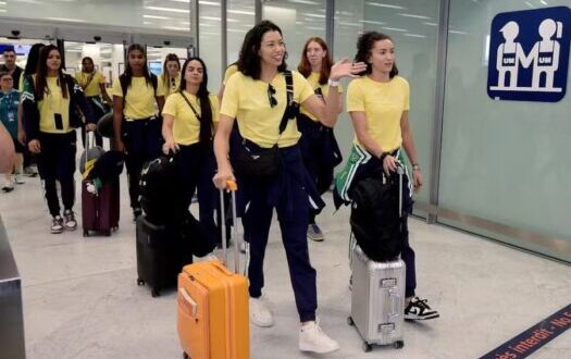 Seleção brasileira feminina de vôlei desembarcou em Paris