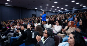 Adriane Ranieri, professora de matemática no Colégio Aldônio, está entre as finalistas da cidade