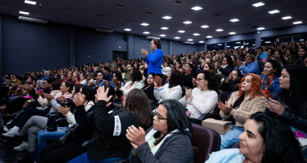 Adriane Ranieri, professora de matemática no Colégio Aldônio, está entre as finalistas da cidade