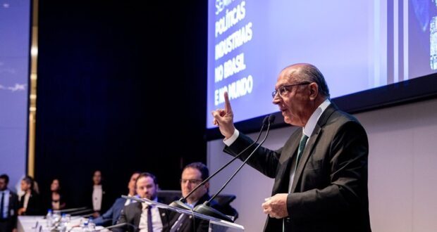 Presidente em exercício discursa na abertura do Seminário “Políticas Industriais no Brasil e no Mundo” e ressalta medidas do Governo para impulsionar o setor no país