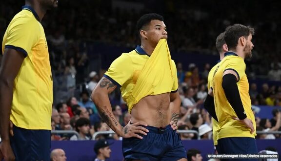 Equipe comandada pelo técnico Bernardinho perde por 3 sets a 1