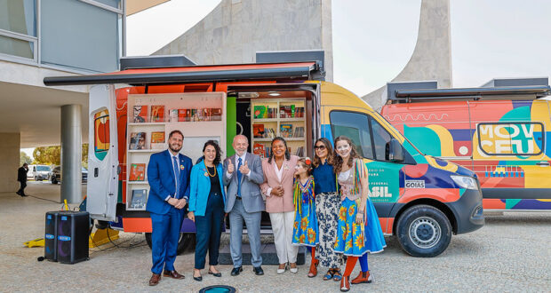 O presidente Lula, a ministra Margareth Menezes (Cultura), a primeira-dama Janja da Silva, artistas e autoridades de prefeituras beneficiadas durante a entrega de uma das vans do MovCEU, no Palácio do Planalto. Foto: Ricardo Stuckert / PR