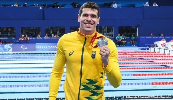 Maior medalhista paralímpico brasileiro em atividade aumenta coleção