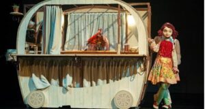 As aventuras de Rosa, uma menina que viaja com o circo e sonha em voar. Apresentação gratuita será no Teatro Municipal Glória Giglio em 1 de setembro.