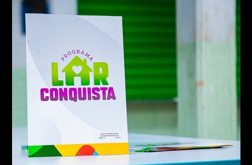 Prefeitura entrega títulos de regularização fundiária a moradores das áreas AT e BL