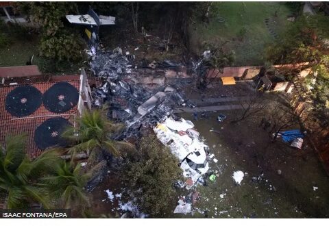 Imagem do local onde o avião caiu, ainda com os destroços do avião