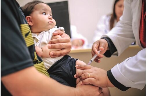 O público-alvo para tomar a vacina da dengue são crianças e adolescentes de 10 a 14 anos. Já a vacina de influenza é para maiores de 6 meses