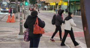 Pedestres enfrentam manhã de frio na região da Avenida Paulista com a Rua da Consolação, na zona central de São Paulo