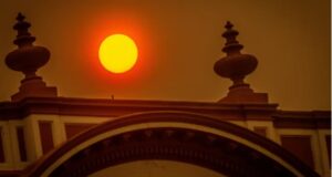 Pôr do sol no fim da tarde, em Porto Alegre (RS), na tarde desta quarta-feira (11), com muito calor, devido às queimadas no sudeste e na região Amazônica. — Foto: EVANDRO LEAL/ENQUADRAR/ESTADÃO CONTEÚDO