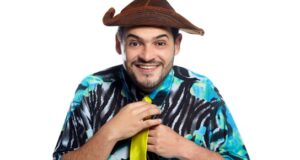 Matheus Ceará sobe ao palco do Teatro Aspro em Osasco com seu novo espetáculo "Meta a Mão Que o Dedo é Pouco"