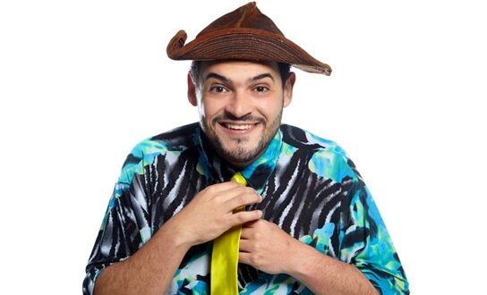 Matheus Ceará sobe ao palco do Teatro Aspro em Osasco com seu novo espetáculo "Meta a Mão Que o Dedo é Pouco"