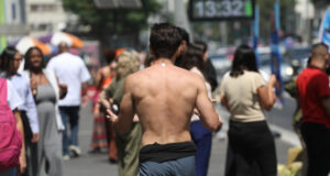 Pedestres enfrentam tempo seco e calor, com termômetros marcando 32°C, na Avenida Paulista