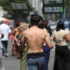 Pedestres enfrentam tempo seco e calor, com termômetros marcando 32°C, na Avenida Paulista