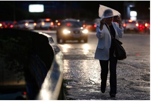 Na capital paulista e na região metropolitana, a previsão é de que a chuva acumule cerca de 95 mm entre sexta e domingo