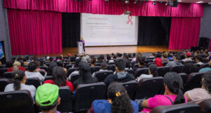 Mais de 400 bolsistas do Projeto Crescer assistiram a palestra sobre os cânceres de mama e colo do útero