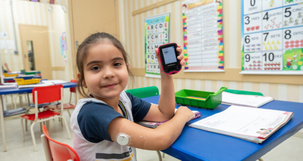 Santana de Parnaíba fornece sensor para monitorar glicose e inova o tratamento para alunos com diabetes