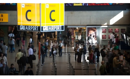 Aeroportos passarão a ter salas especiais para passageiros autistas. Programa foi anunciado nesta terça-feira pelo governo federal