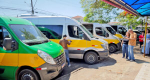 Secretaria Municipal da Educação realizou o processo de vistoria das vans que trabalham no transporte escolar da rede municipal de ensino.