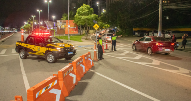 Agentes organizam o trânsito durante show da cantora Pitty