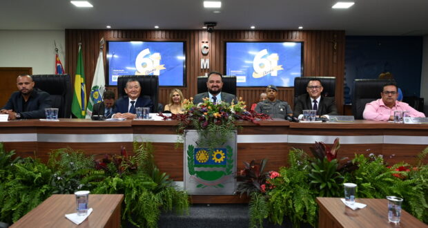 Pessoas que contribuíram para o desenvolvimento do município foram homenageadas com Títulos de Cidadania no plenário.