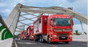 Caravana de Natal da Coca-Cola reúne cerca de 4 mil pessoas em frente à Prefeitura de Osasco