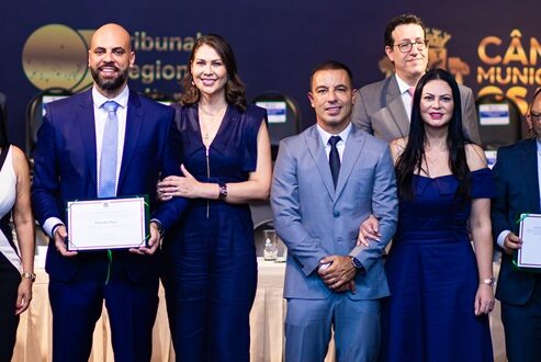 da esquerda para a direita: prefeito eleito, Gerson Pessoa, e esposa Gabi Pessoa; prefeito atual de Osasco, Rogério Lins, e primeira-dama, Aline Lins.