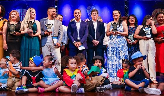 Emoção marca entrega do prêmio Professor Inovador no Teatro Municipal de Osasco