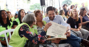 A iniciativa é voltada para pessoas em situação de vulnerabilidade social, que fazem cursos profissionalizantes e recebem bolsa-auxílio