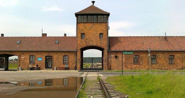 Entrada para Auschwitz II-Birkenau, campo de extermínio do complexo de Auschwitz, onde está instalado um museu