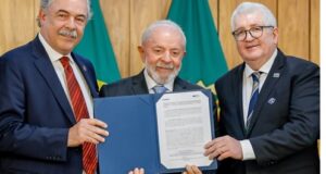 Presidente Lula com o presidente do BNDES, Aloizio Mercadante, e o diretor-presidente da EPR, José Carlos Cassaniga, durante cerimônia de anúncio de financiamento do BNDES à concessionária EPR para rodovias do Paraná - Foto: Ricardo Stuckert / PR