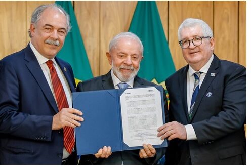 Presidente Lula com o presidente do BNDES, Aloizio Mercadante, e o diretor-presidente da EPR, José Carlos Cassaniga, durante cerimônia de anúncio de financiamento do BNDES à concessionária EPR para rodovias do Paraná - Foto: Ricardo Stuckert / PR