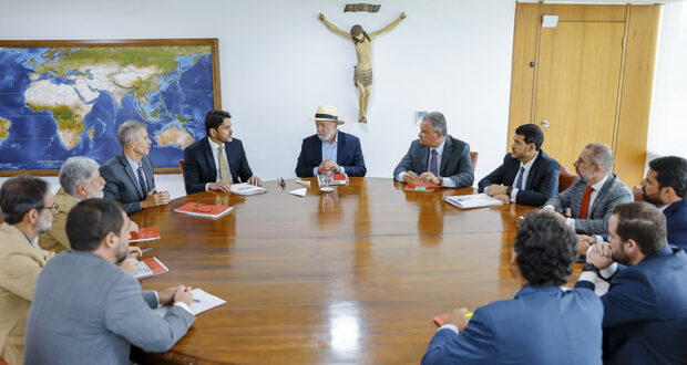 O presidente Lula durante a reunião com ministros, secretários e assessores: reafirmação da soberania nacional. Foto: Ricardo Stuckert / PR