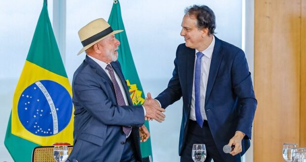 Presidente Lula e ministro Camilo Santana (Educação) durante a cerimônia de sanção do Projeto de Lei n° 4.932/2024, que dispõe sobre a utilização, por estudantes, de aparelhos eletrônicos portáteis pessoais nos estabelecimentos públicos e privados de ensino da educação básica - Foto: Ricardo Stuckert / PR