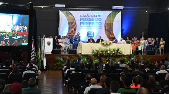 Prefeito, vice-prefeito e vereadores são empossados no Teatro Municipal de Jandira