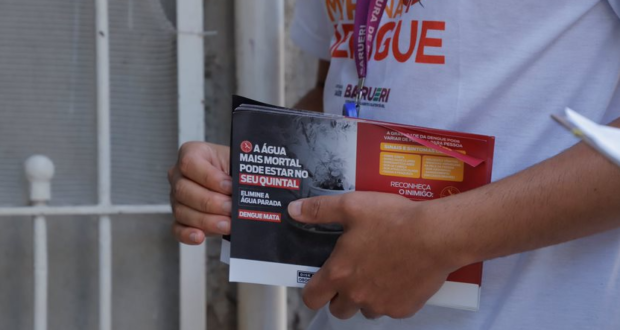 Agentes de endemias vistoriam residências e identificam possíveis criadouros do mosquito da dengue