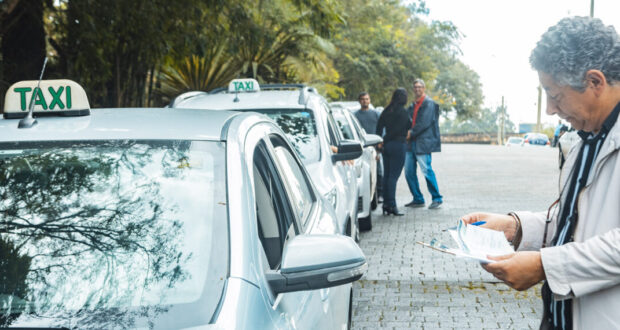 Março é mês de renovação dos alvarás dos taxistas de Cotia