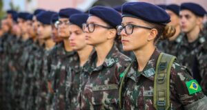 Neste ano, também pode ser feito o alistamento militar voluntário feminino, para as mulheres que completam 18 anos este ano.