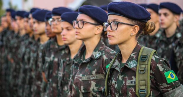 Neste ano, também pode ser feito o alistamento militar voluntário feminino, para as mulheres que completam 18 anos este ano.