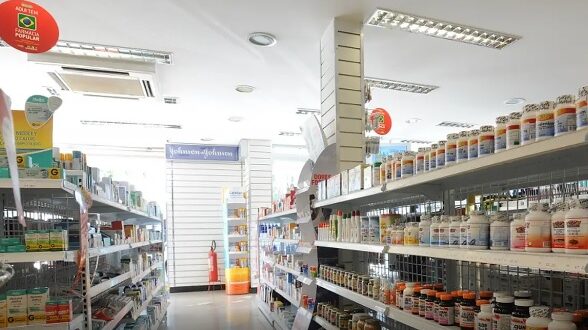 Farmacêutico autorizado a prescrever medicamentos. Autorização entra em vigor em 30 dias.